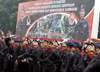 Pasukan Brimob menyaksikan atraksi terjun payung. Ramses/detikcom.
