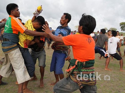 Menonton Tradisi Tinju Antar Suku di Sumba