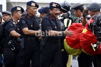 Kapolri Jenderal Pol Timur Pradopo memberikan selamat kepada penerjun yang sukses melakukan penerjunan. Ramses/detikcom.