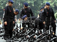Anggota Brimob mendirikan senjatanya saat istirahat. Ramses/detikcom.