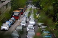Jelang libur panjang ini, warga diperkiran segera pulang dari kantor untuk menikmati liburan bersama keluarga, kemacetan pun terjadi.