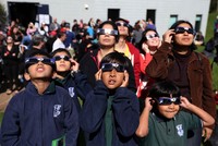 Para pelajar di Auckland, Selandia Baru, ramai-ramai melihat gerhana matahari. Getty Images/Sandra Mu.