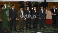 Eman anggta MPR tersebut adalah Mulyadi (Fraksi Gerindra), Yandri Susanti (Fraksi PAN), Ishaq Sale (dari kelompok anggota DPD), Dalimi Abdullah (Fraksi Demokrat), Afrizal (kelompok anggota DPD) dan Ferdinanda W. Ibo Yatipay. Ramses/detikcom.