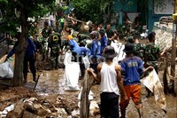 Warga dibantu TNI membersihkan lumpur di depan perumahan Bukit Cengkeh 2. Ramses/detikcom.
