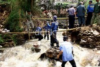 Tangul jebol tersebut membuat puluhan rumah terendam dan mengkibatkan jalan rusak. Ramses/detikcom.