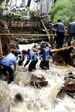 Tanggul Kali Laya Cimanggis Jebol