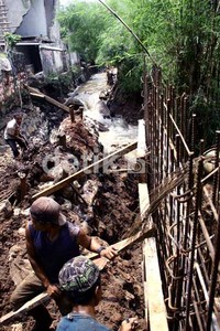 Tanggul jebol itu mengakibatkan 14 rumah rusak ringan serta 11 rumah rusak parah. Ramses/detikcom.