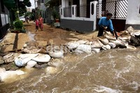 Sebagian warga membuat tanggul dari karung yang berisi pasir agar air tidak masuk rumah. Ramses/detikcom.