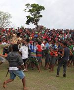 Menonton Tradisi Tinju Antar Suku di Sumba