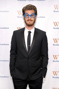Andrew tampil dengan wajah brewokannya. Michael Loccisano/Getty Images for Worldwide Orphans.