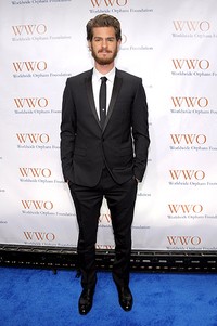 Kini, kekasih Emma Stone itu tampak memelihara kumis dan jenggot. Michael Loccisano/Getty Images for Worldwide Orphans.