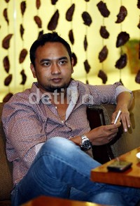 Master baru dengan aransemen baru. Aku akan nyanyi lagi setelah sekian lama. Aku duet sama penyanyi-penyanyi yang belum pernah duet bareng, ujar Bebi bersemangat.