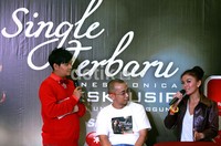 Dengan lebih dari 10 ribu video dance yang diunggah menunjukkan bahwa masyarakat Indonesia sudah menjadikan layanan ini sebagai bagian lifestyle mereka, Direktur Marketing Telkomsel, Alistair Johnston saat menggelar jumpa pers di Pasific Place, Jakarta, Selasa (13/11/2012).