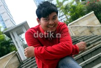 Indra Bekti tersenyum ala cover boy. Gusmun/detikHot.