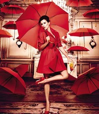 Perempuan berusia 38 tahun itu berpose dengan mengenakan coat merah dan bertaburan payung-payung merah. (doc. Campari/Daily Mail)