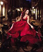 Penelope Cruz Tampil Hot Dibalut Busana Merah Menyala