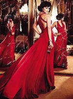 Penelope Cruz Tampil Hot Dibalut Busana Merah Menyala