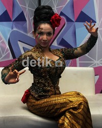 Roro berpose ala penari. Gus Mun/detikHOT.