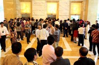 Ratusan karyawan berkumpul di Town Hall.