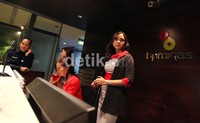 Karyawan resepsionis masih beraktivitas seperti biasa.