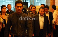 Kepala BP Migas R. Priyono (kanan), berjalan menuju ruang media pers untuk memberikan keterangan terkait pembubaran BP Migas.