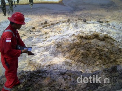 Semburan Lumpur Bercampur Minyak Terjadi di Gresik
