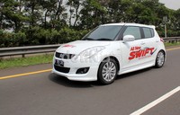 Suzuki Swift saat ini memiliki panjang 3.850 mm sementara Swift versi hanya 3.695 mm. Lebarnya pun kini jadi 1.695 mm dari 1.690 mm sedangkan tingginya sama yakni 1.510 mm.