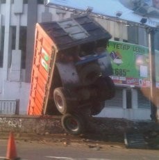 Truk Terperosok di BSD Junction