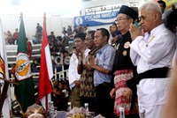Hatta memberikan salam kepada seluruh peserta yang tampil di hadapannnya.