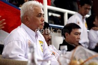 Hatta hadir dengan mengenakan seragam silat.