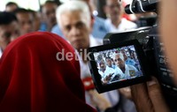 Hatta menjawab pertanyaan wartawan yang mengerubutinya seusai acara.