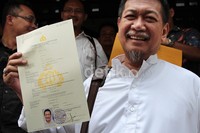 Jenderal Nagabonar menunjukan SKCK dari kepolisian. Deddy menyempatkan salat di masjid Polda Metro Jaya, masjid Al Kautsar.