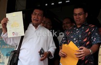 Deddy menjelaskan kedatangannya ke Polda Metro Jaya yakni mengurus surat untuk memenuhi persyaratan administrasi ajang Pilkada Jawa Barat tahun 2013.