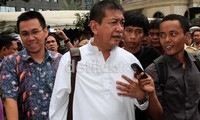 Deddy dikerubuti wartawan.  Ya urus surat keterangan cakap kepolisian, kebetulan mau Pilkada Jabar jadi penuhi syarat standar administrasi seperti daftar kekayaan, standar semua peserta calon-calon, kata Deddy.