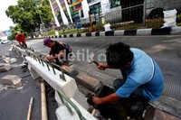 Proses peninggian tanpa membongkar semua bagian separator yang pendek. Beton baru diletakkan di atas yang lama dengan kedua kakinya berada di sela-sela separator.