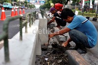 Sejumlah pekerja sibuk memasang separator.