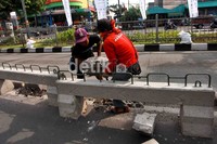 Ada dua bagian dari separator tersebut. Bagian bawah dan kaki-kakinya terbuat dari beton, sedangkan atasnya ada tambahan tiang-tiang besi.