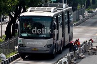 Peninggian tersebut bertujuan agar tidak ada kendaraan non TransJ yang bisa menerobos keluar masuk jalur busway seenaknya.