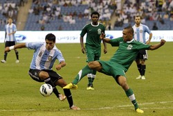 Fernandez Augusto berebut bola dengan Bader Alnakly dalam pertandingan yang dihelat di King Fahd International Stadium, Kamis (15/11/2012) dinihari WIB. Reuters/Fahad Shadeed.