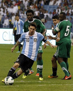 Lionel Messi meliuk-liuk melewati pemain Arab Saudi. Reuters/Fahad Shadeed.