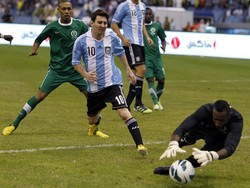 Tendangan Lionel Messi masih dapat diantisipasi oleh Waleed Abdullah. Reuters/Fahad Shadeed.