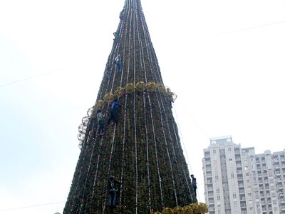 Pohon Natal Mulai Dipasang