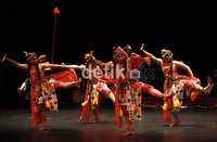 Keseluruhan pentas ini diiringi gamelan pusaka Karaton Ngayogyakarta Hadiningrat.