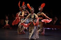 Penari membawakan tarian Srimpi karya Sri Sultan Hamengku Buwono IX.