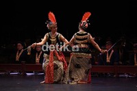 Tarian ini menggambarkan pertempuran antara Dewi Sirtupelaili dan Dewi Sudarawerti untuk memperebutkan Wong Agung Menak, Jayengrana.