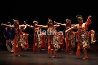 Penari membawakan tarian Beksan Lawung Ageng karya Sri Sultan Hamengku Buwono I.