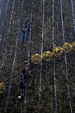 Pohon Natal Mulai Dipasang