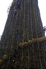 Pohon Natal Mulai Dipasang