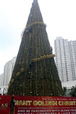 Pohon Natal Mulai Dipasang