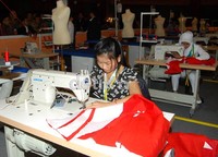 Seorang perwakilan serikat pekerja dari Singapura melakukan ketrampilan menjahit pada kompetisi Keterampilan Kerja Asean atau ASEAN Skills Competition (ASC) IX Tahun 2012. Ramses/detikcom.